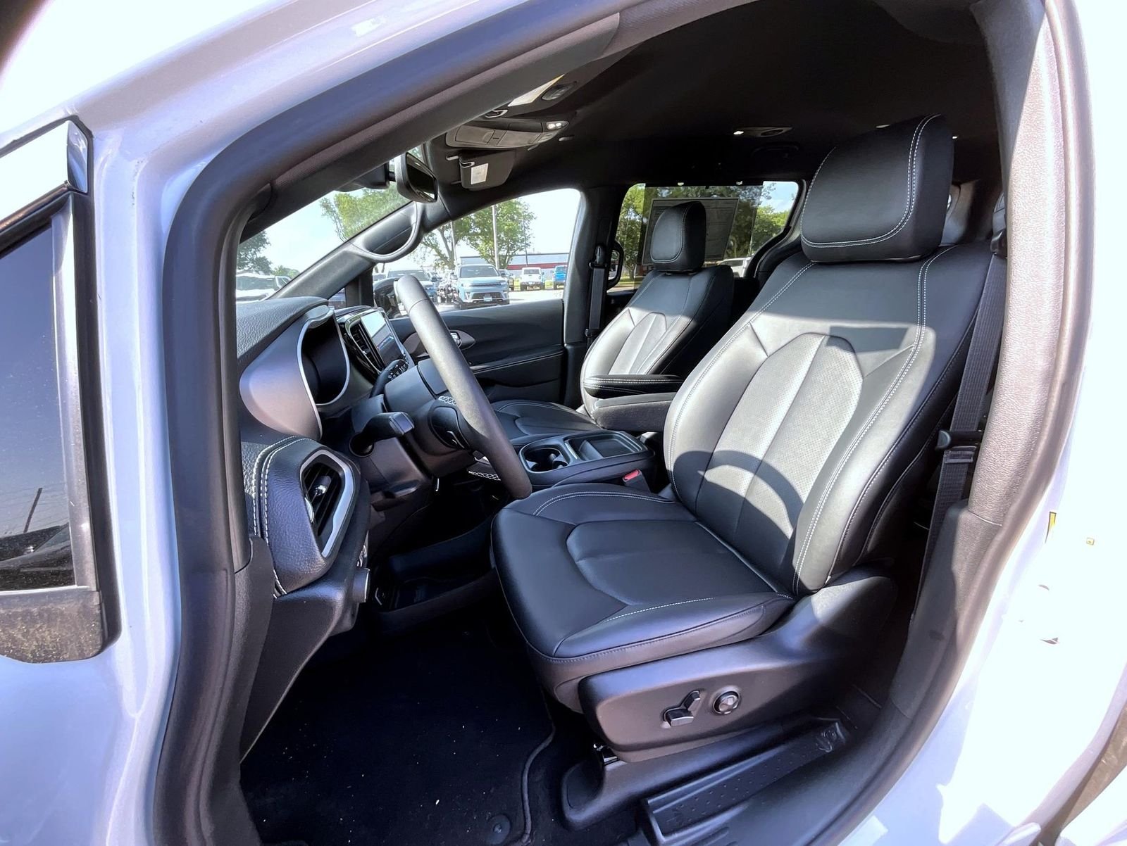 New 2027 Bright White Clear-Coat Exterior Paint Chrysler Select image 11
