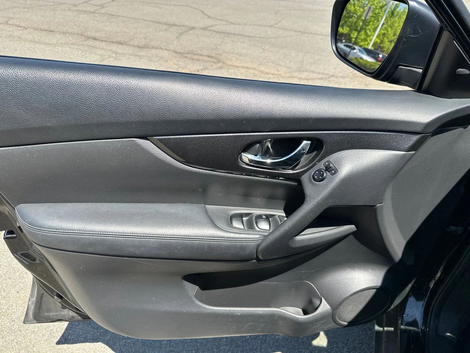 Used 2017 Black Nissan S image 19