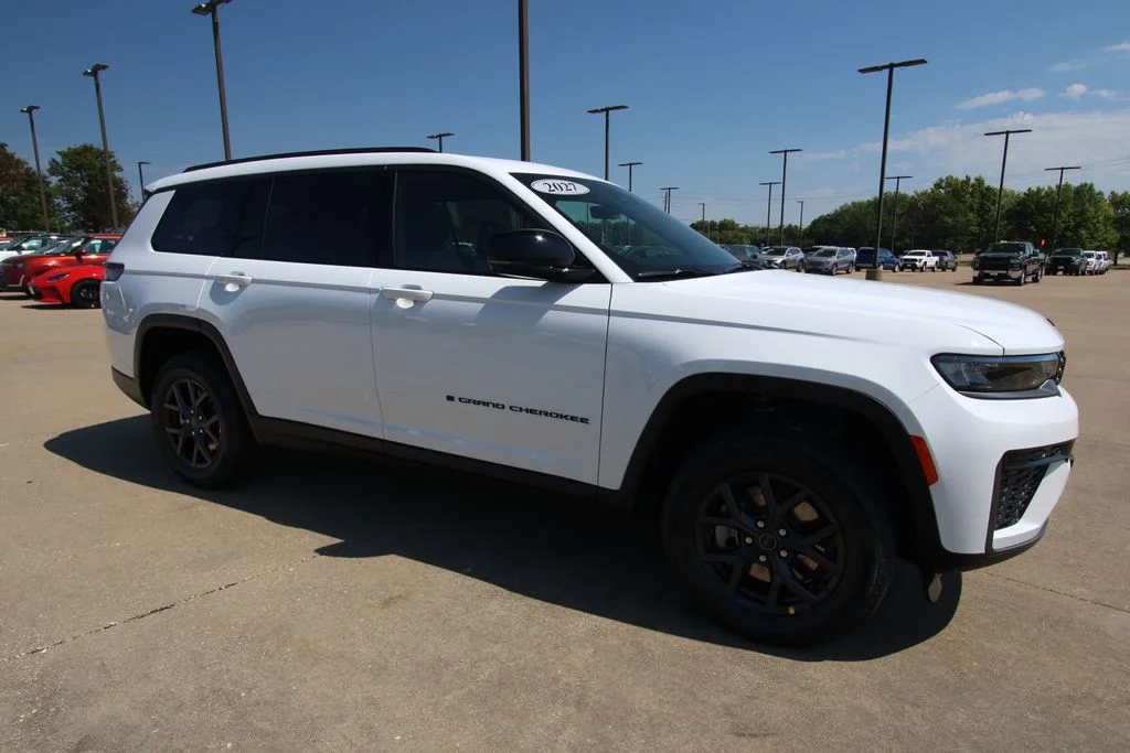 New 2027 Bright White Clear-Coat Paint Jeep Laredo Altitude image 3