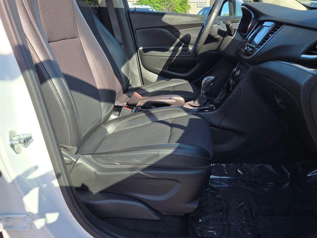 Used 2022 Summit White Buick Preferred image 4