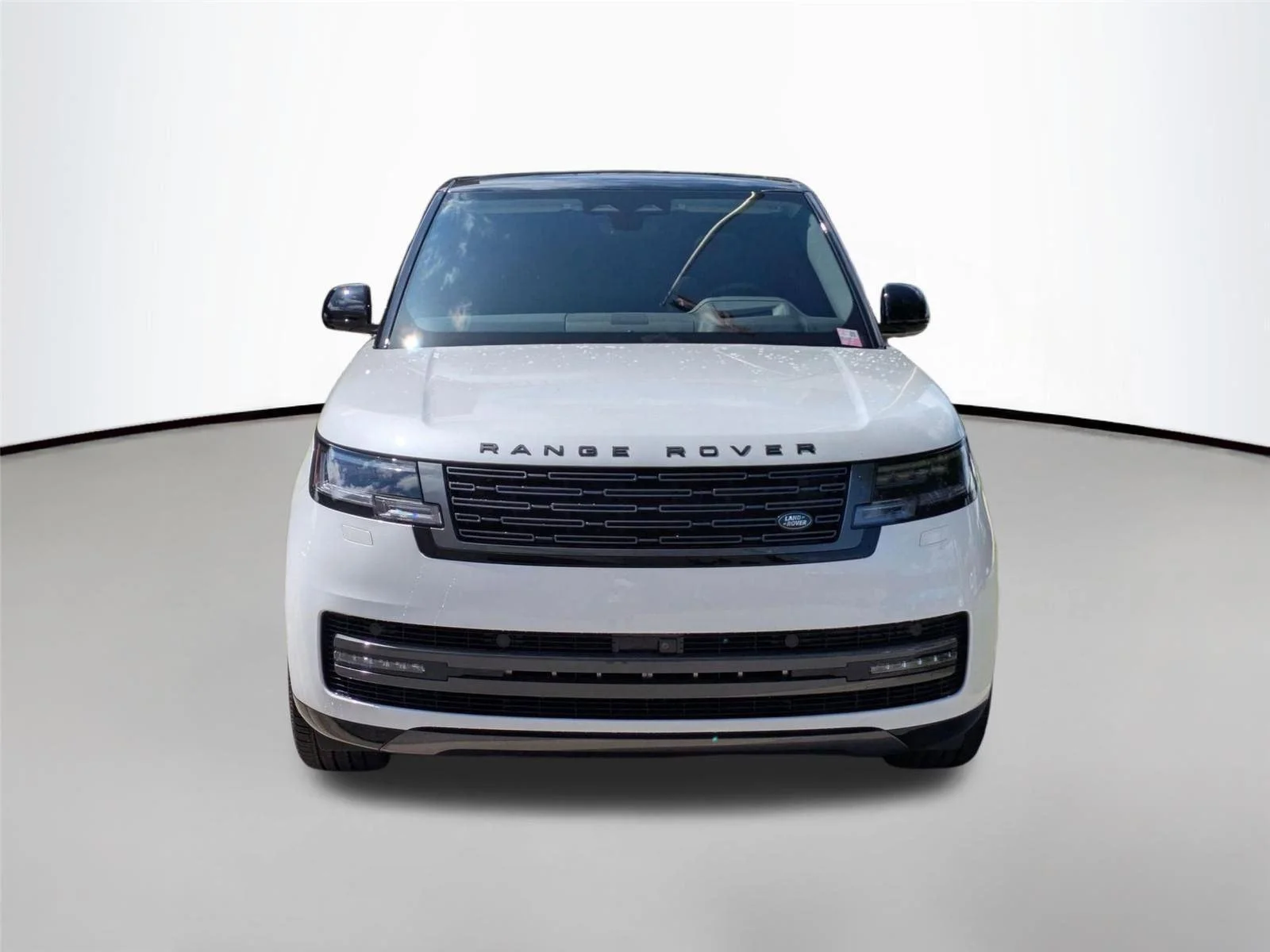 Used 2025  Land Rover SE image 2