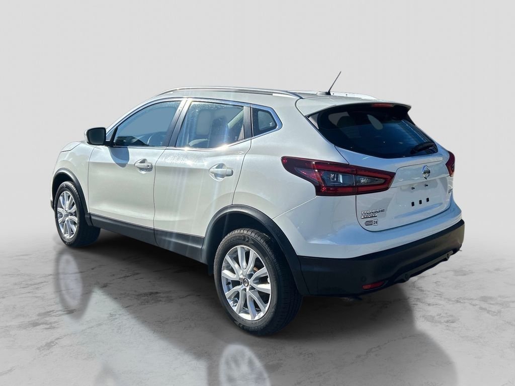 Used 2020 White Nissan SV image 3
