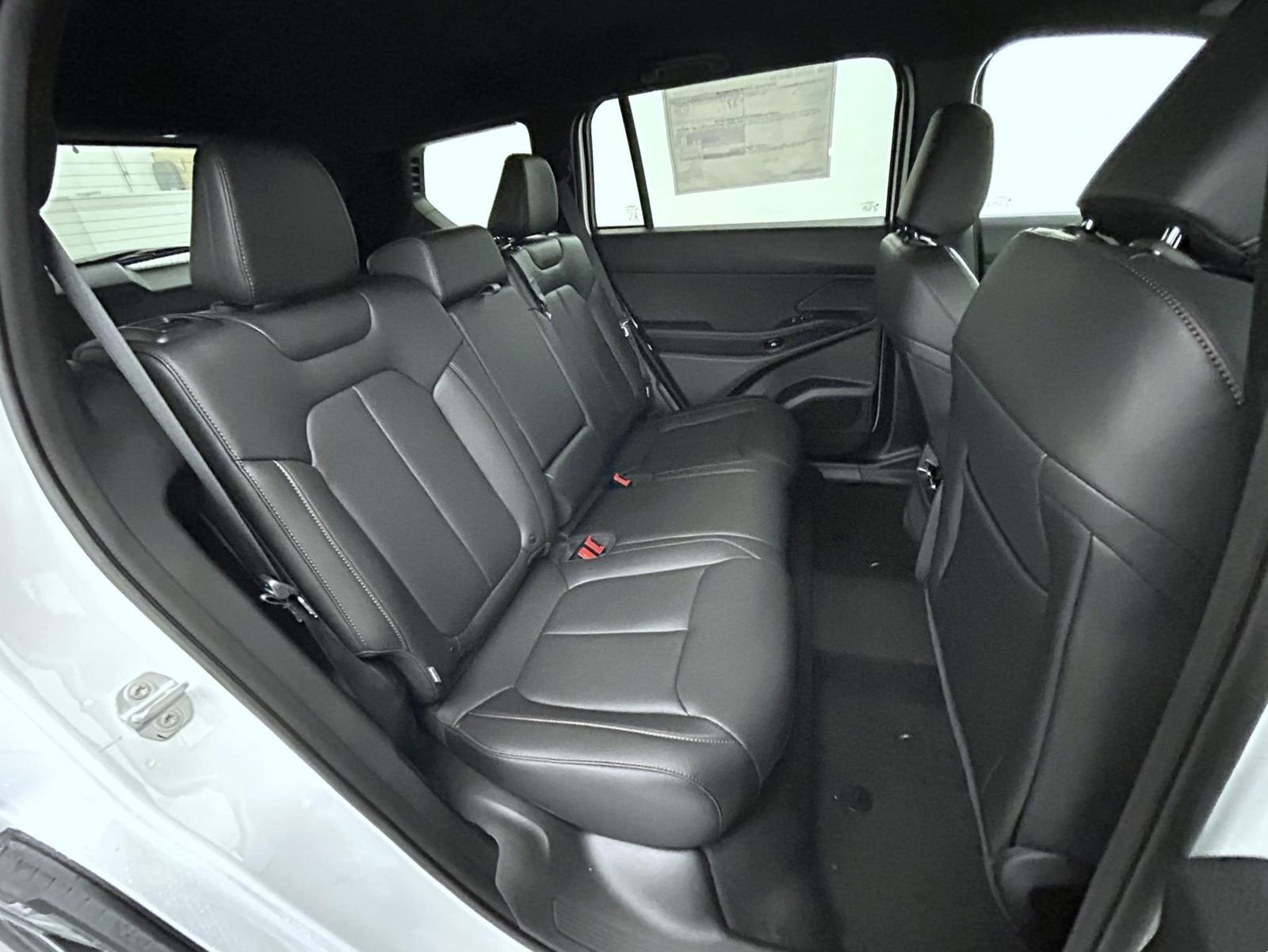 New 2026 Bright White Clear-Coat Exterior Paint Jeep Limited image 18