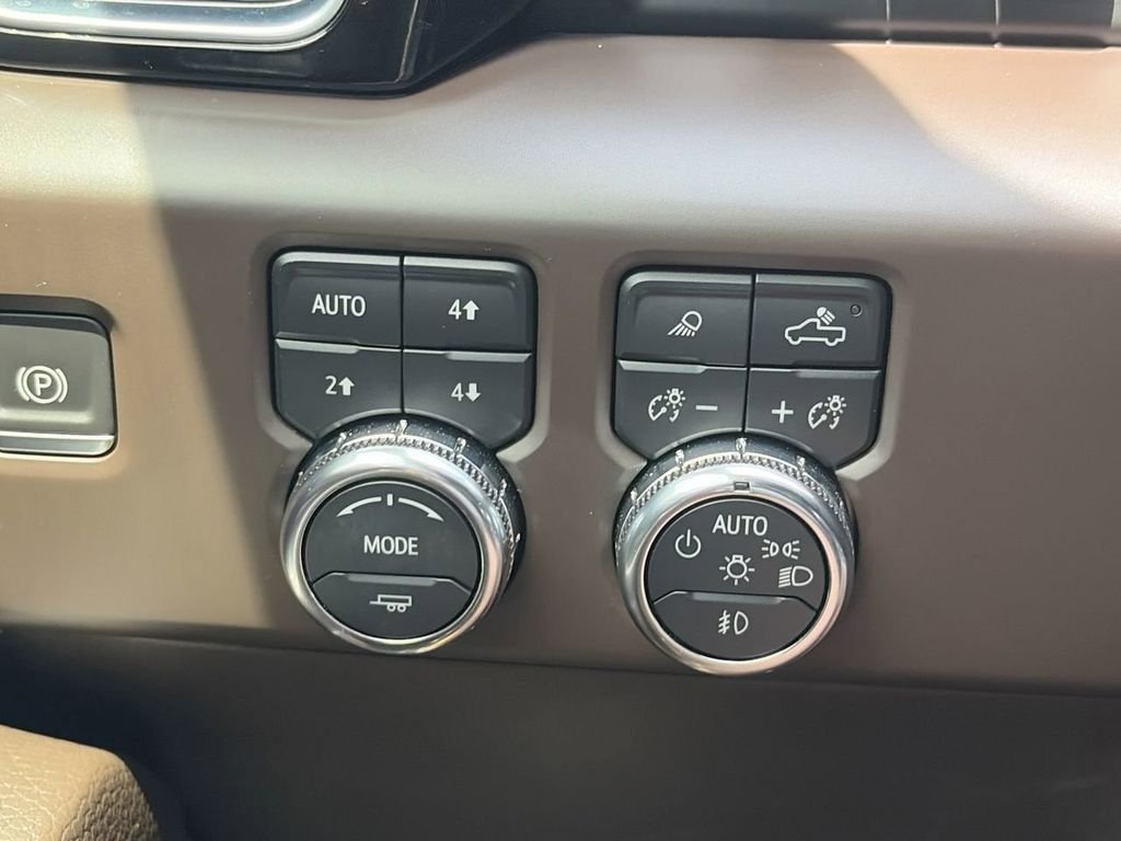 Used 2022 Silver GMC Denali image 23