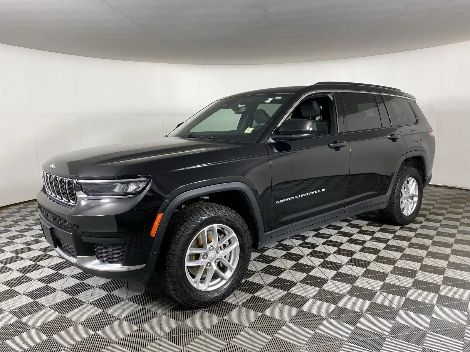 Used 2024 Diamond Black Crystal Pearlcoat Jeep Laredo image 3