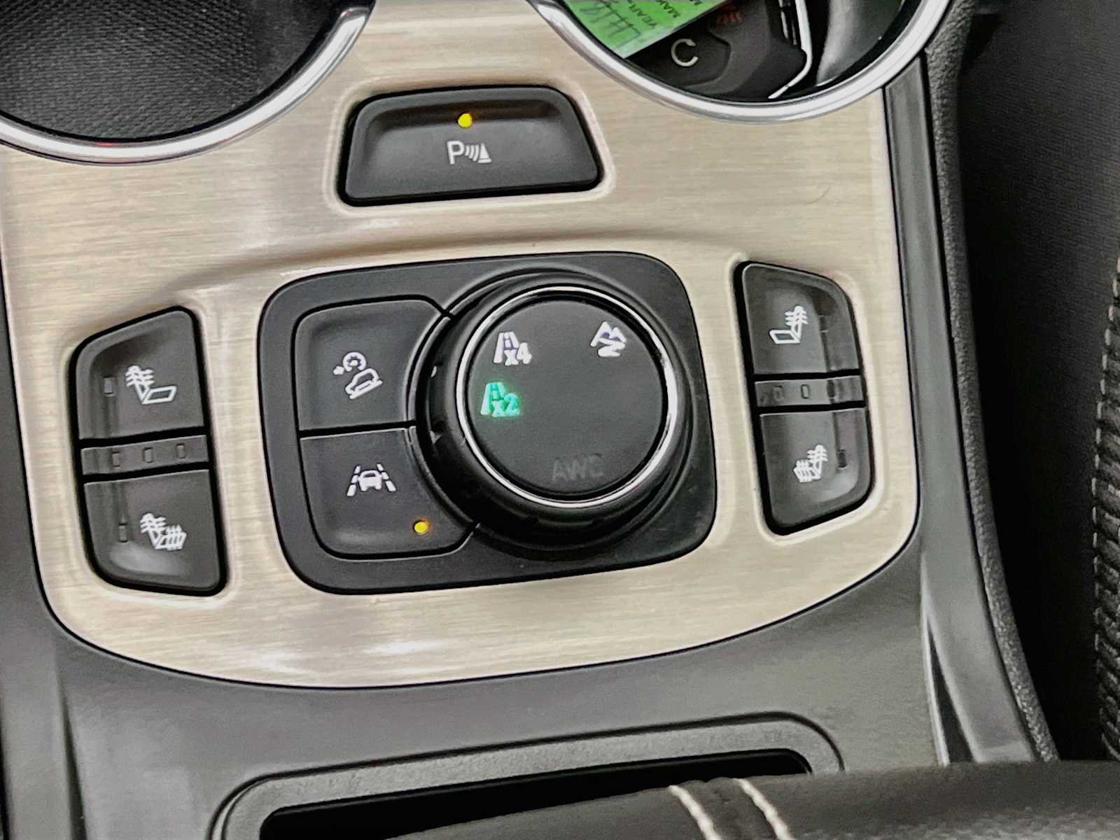Used 2022 White Frost Tricoat GMC Denali image 21