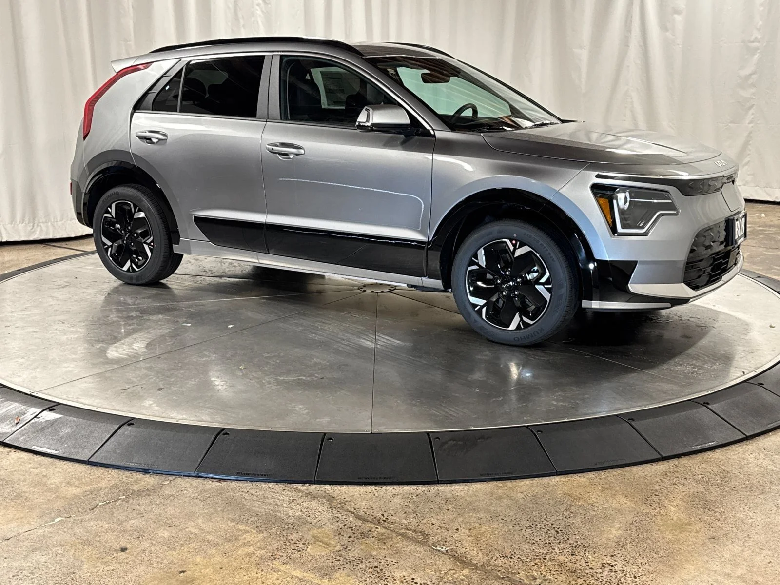 New 2026 Steel Gray Kia Wind image 12