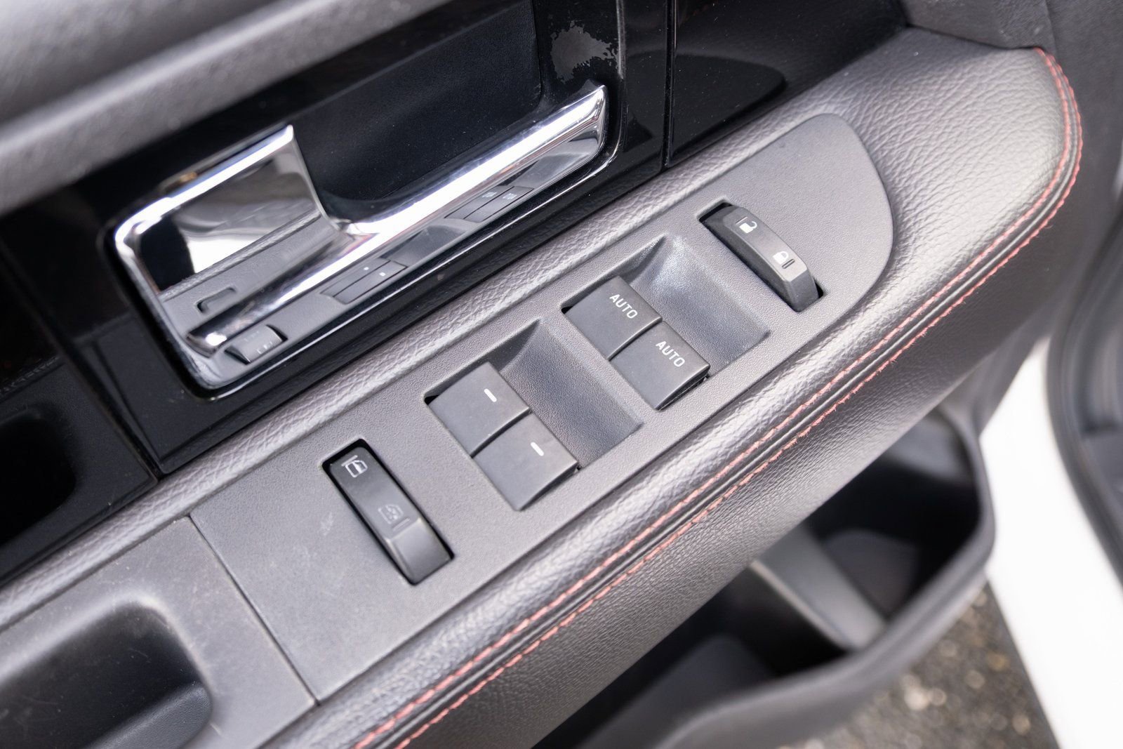 Used 2013  Ford Limited image 16