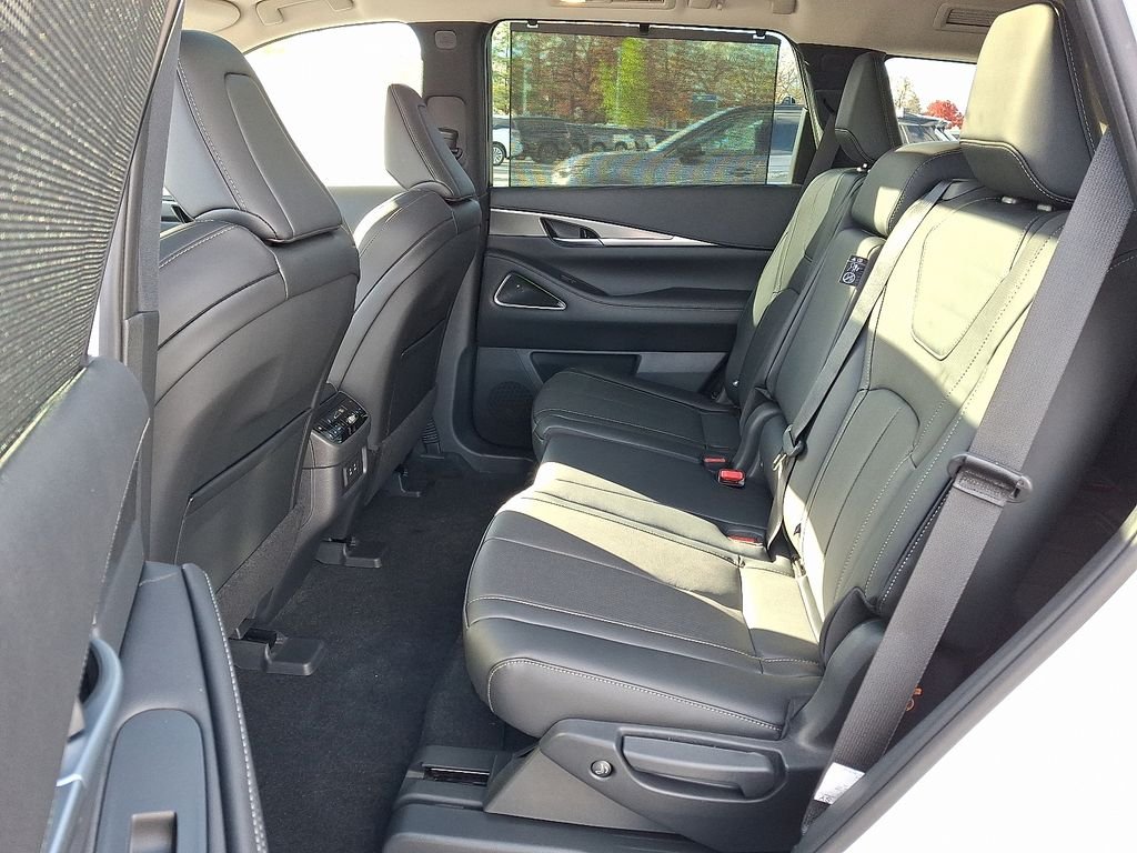 New 2026 RADIANT WHITE INFINITI Luxe AWD image 6