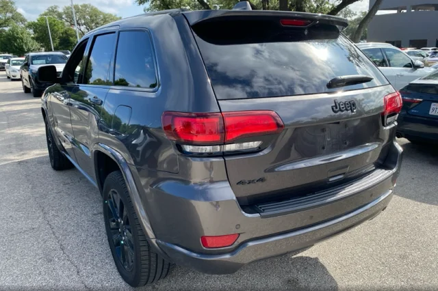 Used 2019 Gray Jeep Altitude image 3