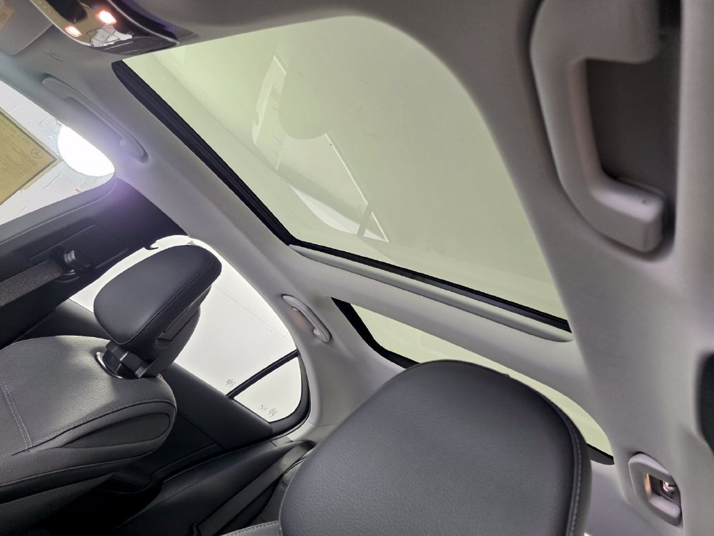 New 2026 MANUFAKTUR Alpine Grey Mercedes-Benz C 300 image 26