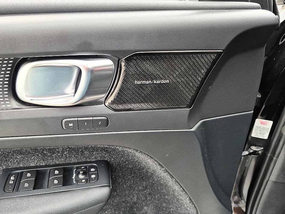 Used 2019  Volvo R-Design image 14