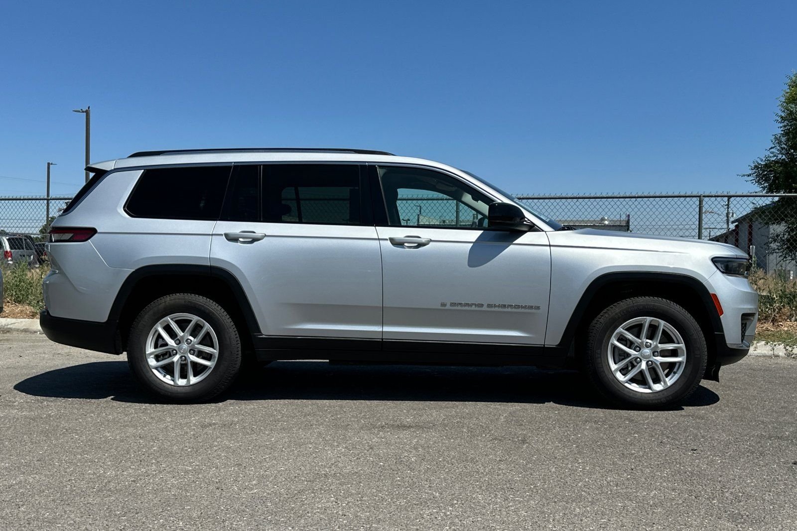 Used 2023 Silver Jeep Laredo image 3