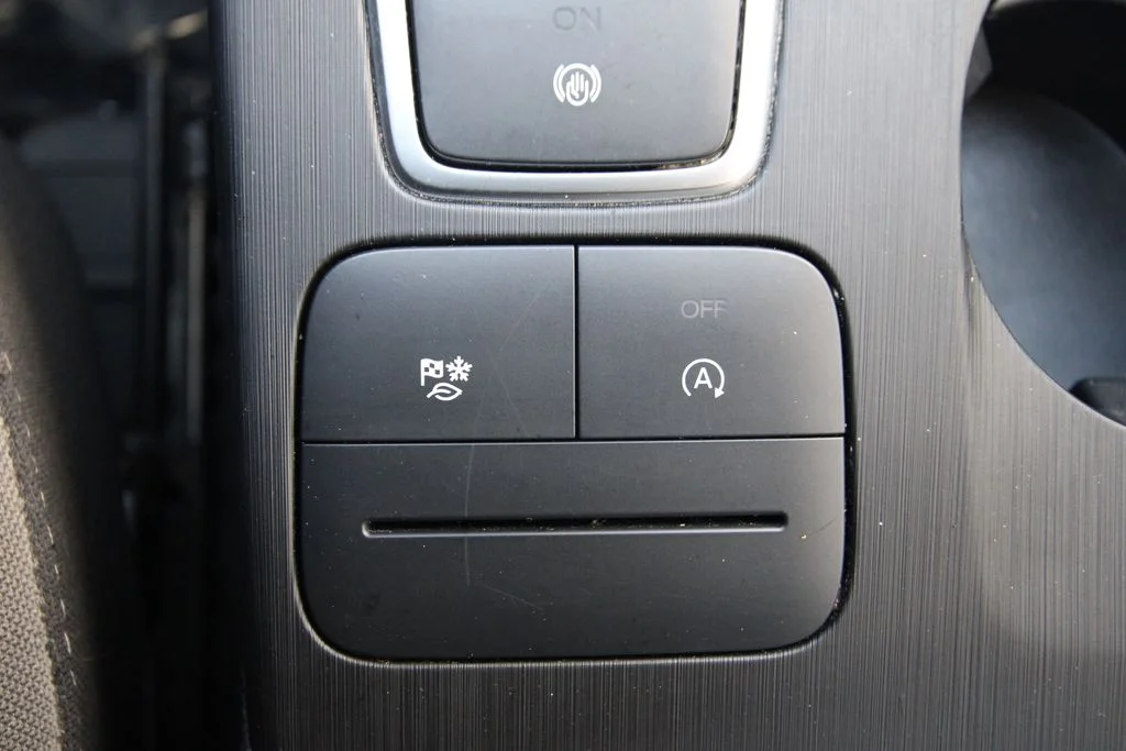 Used 2021 Red Ford SE image 27