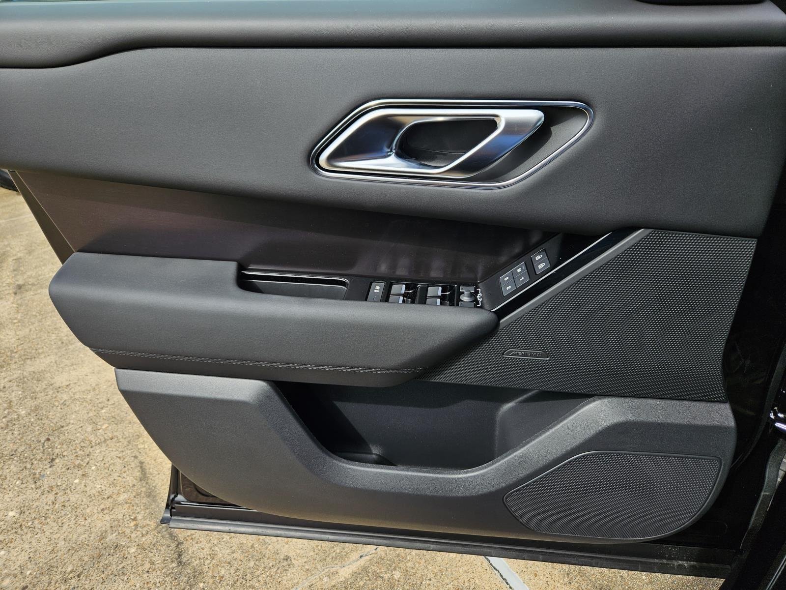 New 2026 Santorini Black Land Rover Dynamic SE image 21