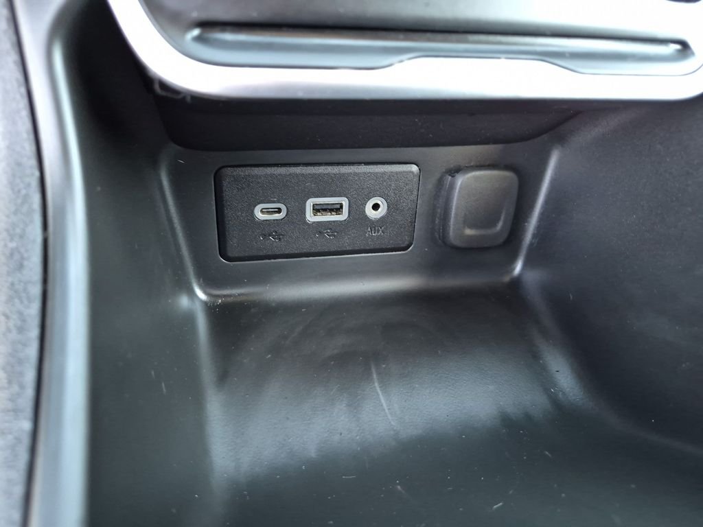 Used 2018 White GMC SLE image 25