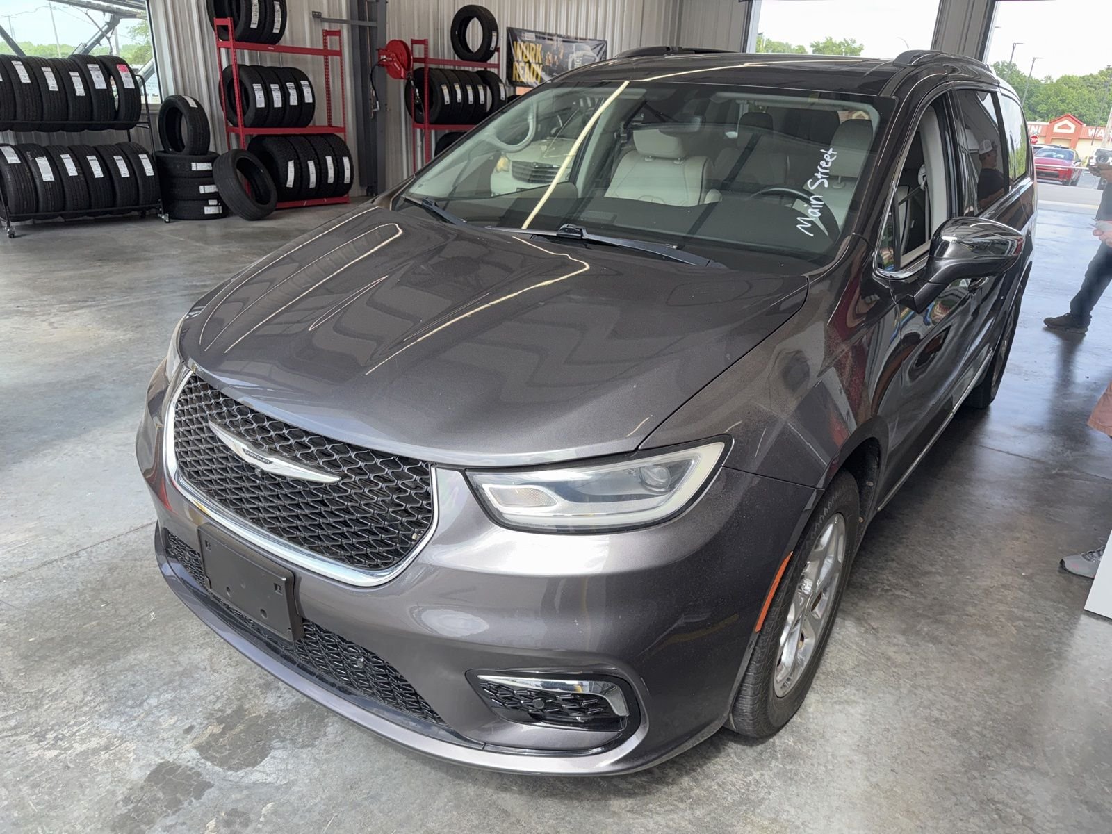 2021 Chrysler Pacifica Limited's photo