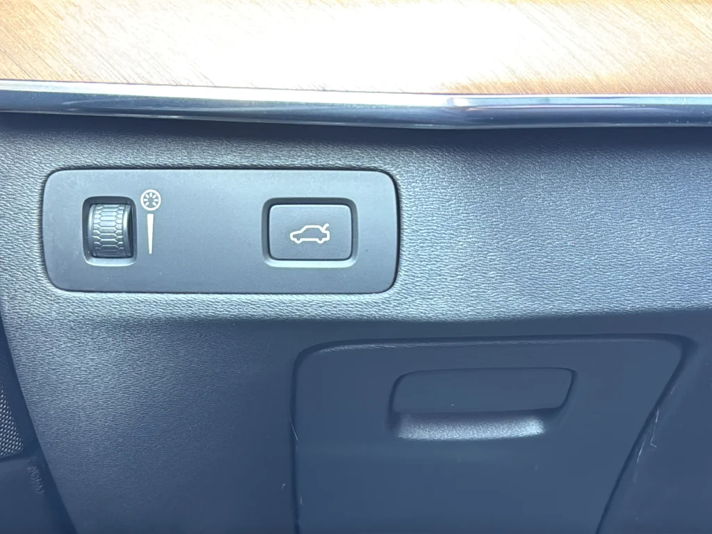Used 2021 Blue Volvo T6 Momentum image 24