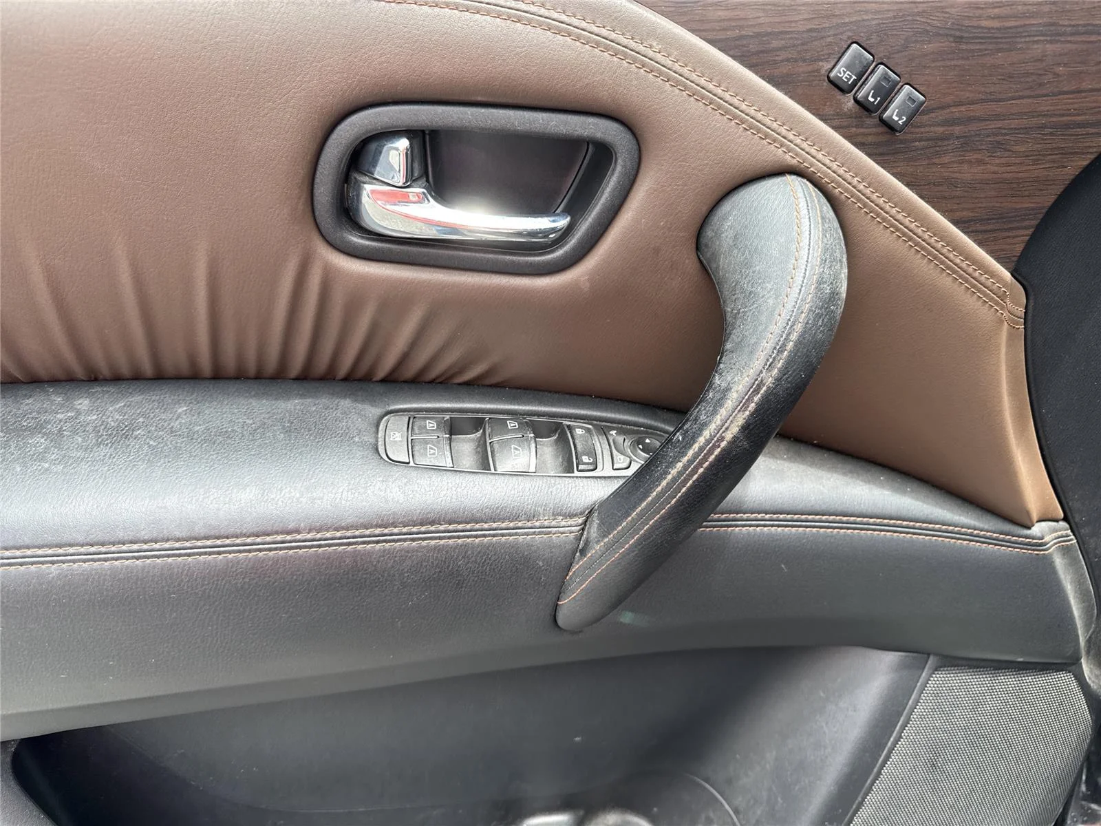 Used 2019 Super Black Nissan Platinum image 18
