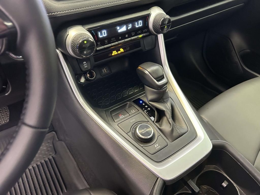 Certified Used 2025 Silver Toyota XLE Premium image 21