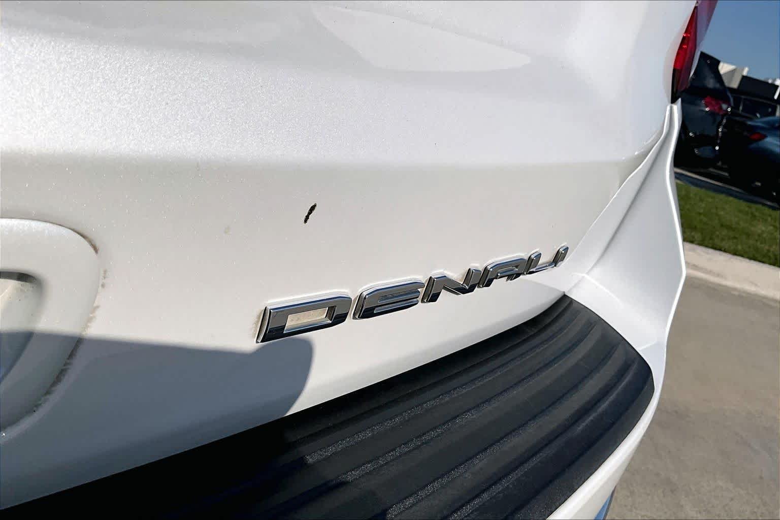 Used 2021 White Frost Tricoat GMC Denali image 9