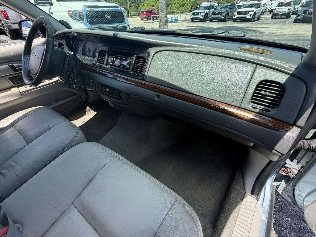 Used 2005 Silver Ford LX image 16