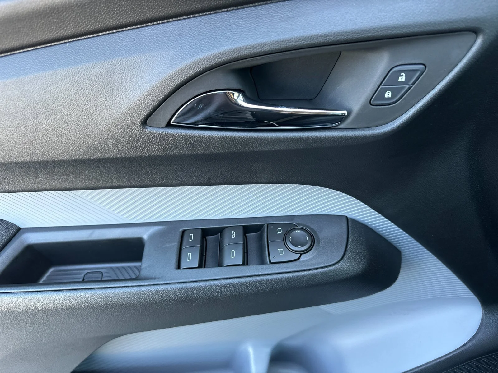 2027 Chevrolet Bolt LT - Photo 11