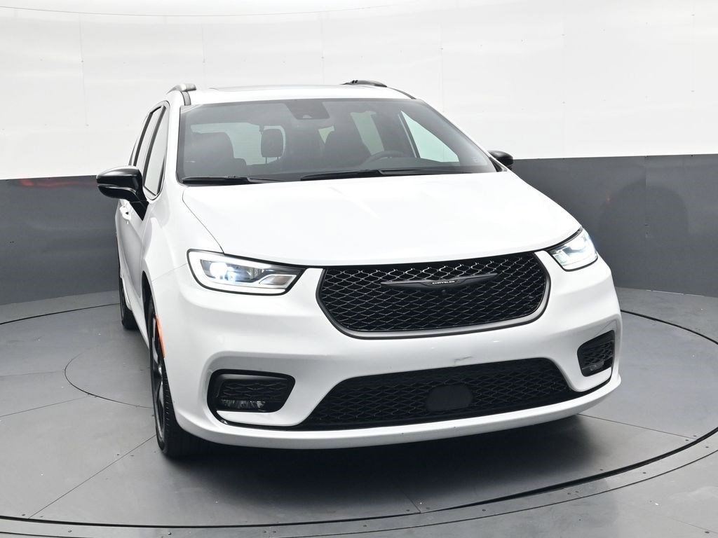 Used 2025 Bright White Clearcoat Chrysler Limited image 9