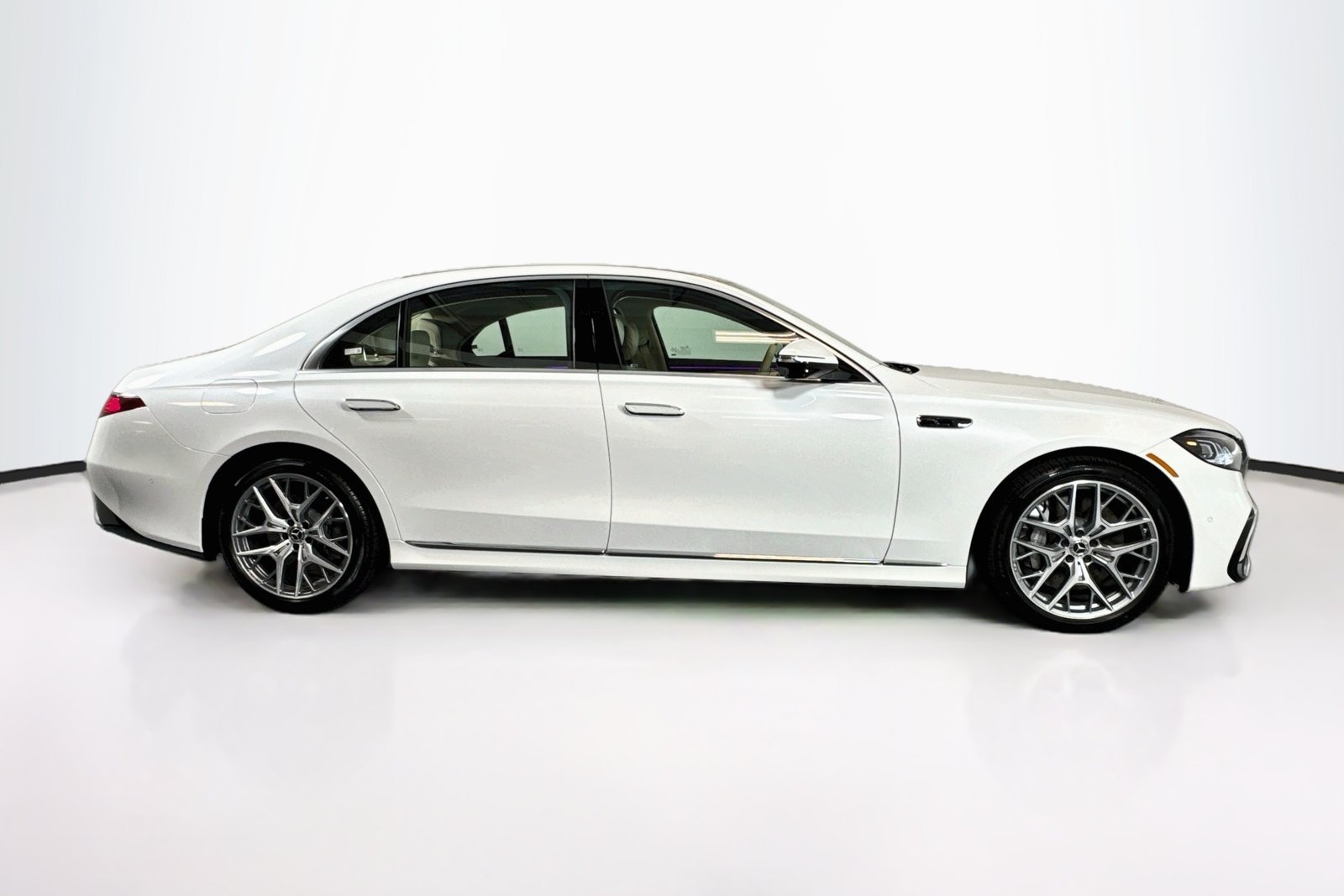 New 2027 MANUFAKTUR Moonlight White Metallic Mercedes-Benz S 500 image 4