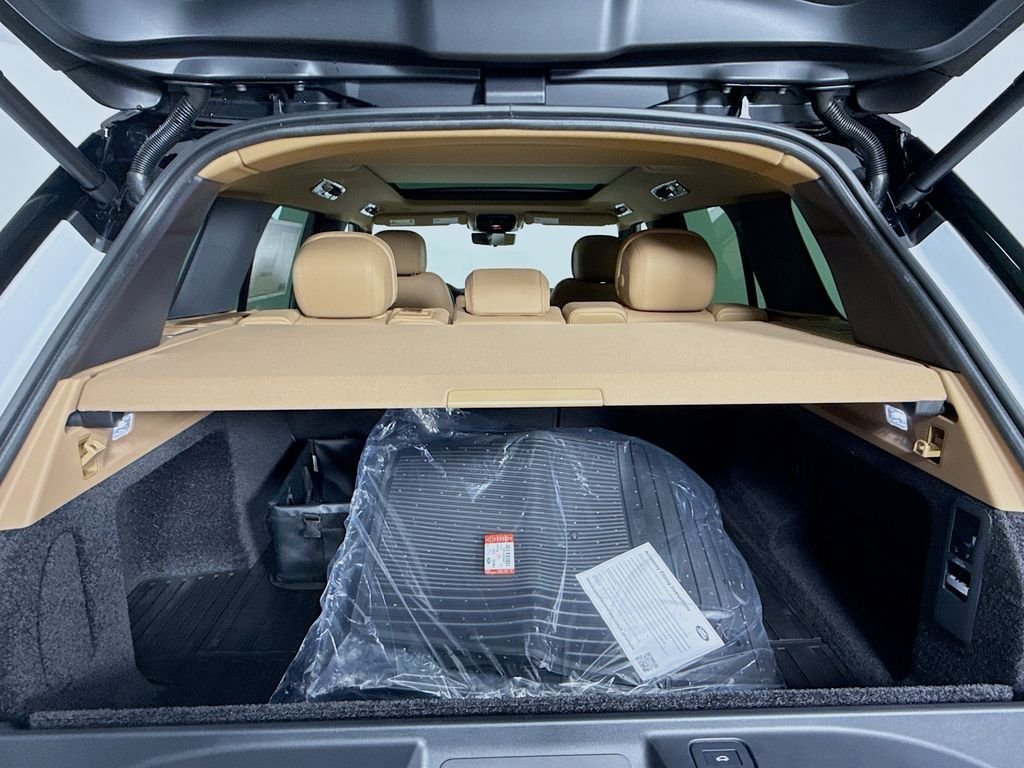 New 2026 Fuji White LAND ROVER SE image 28