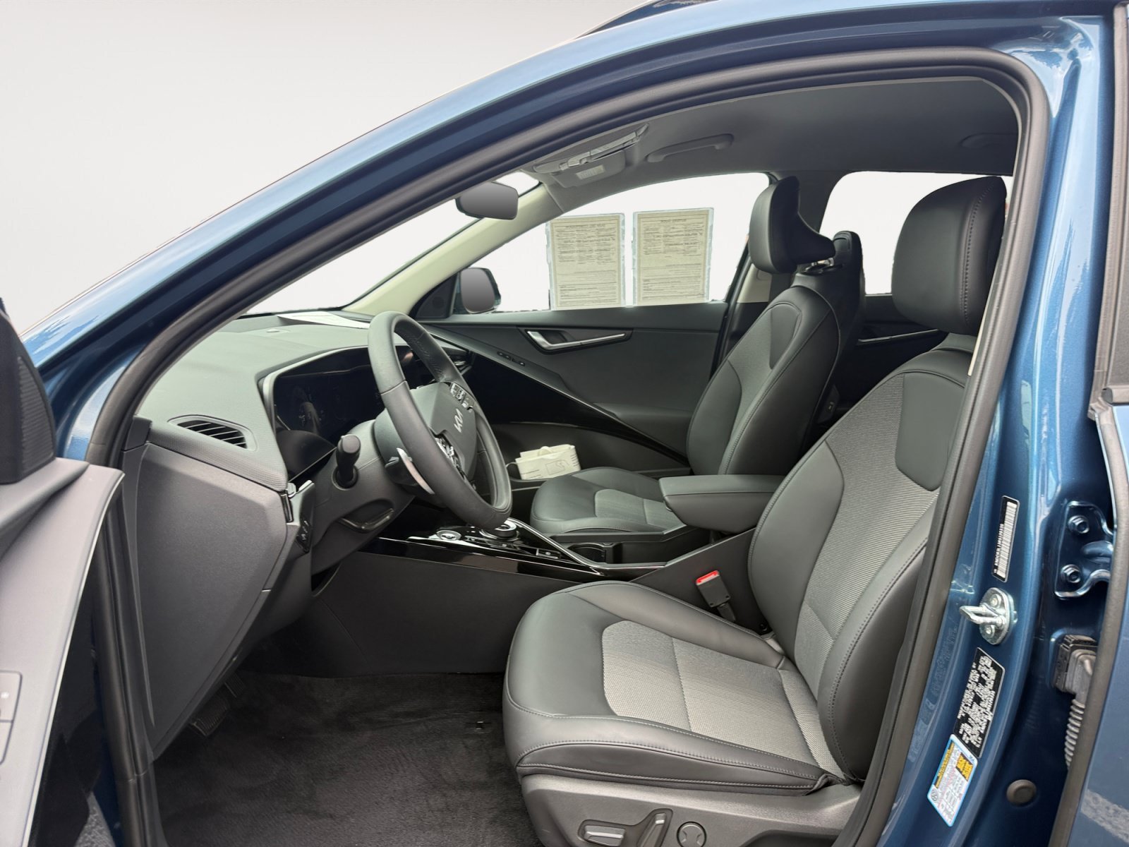 Used 2024 Mineral Blue Kia Wind image 10