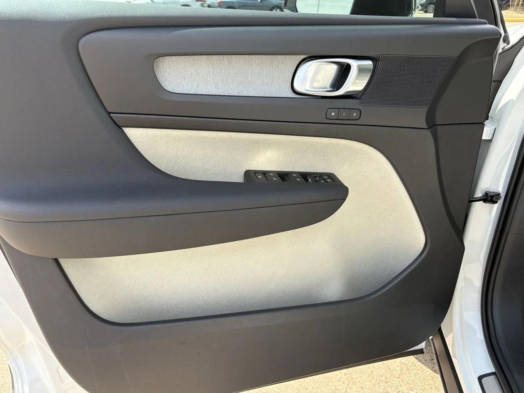 2026 Volvo XC40 Plus - Photo 11