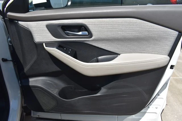 Used 2021 White Nissan SV image 17