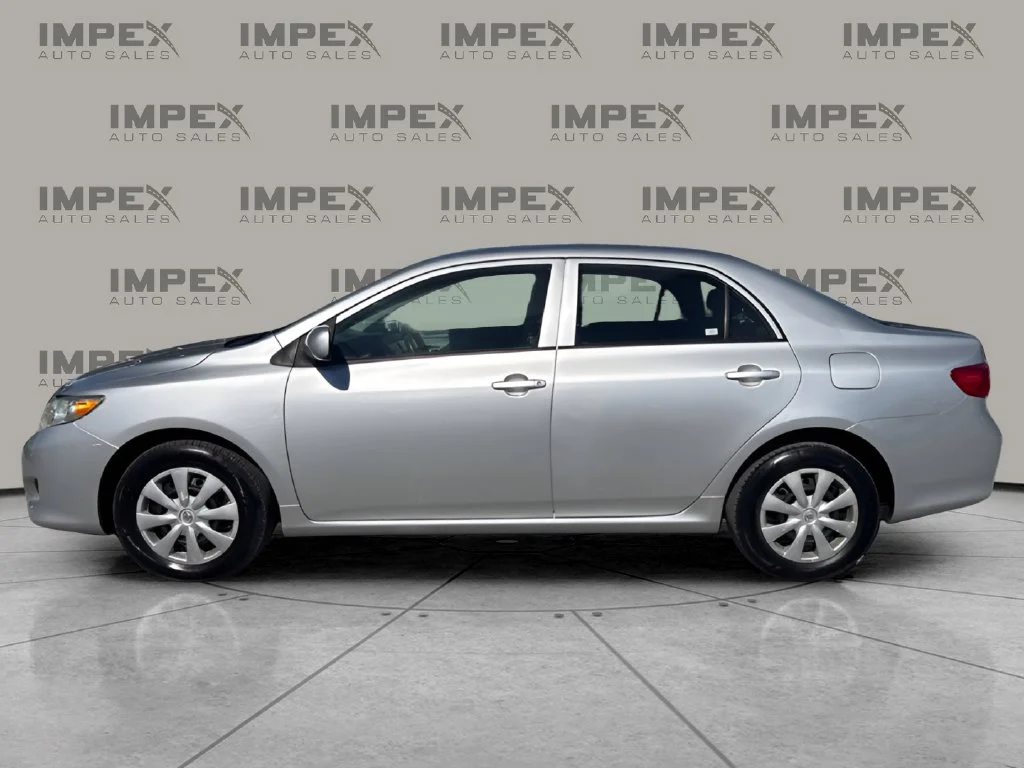 Used 2009 Silver Toyota LE image 2