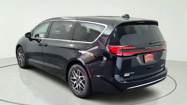 New 2027 Diamond Black Crystal Pearl-Coat Exterior Paint Chrysler Limited image 9