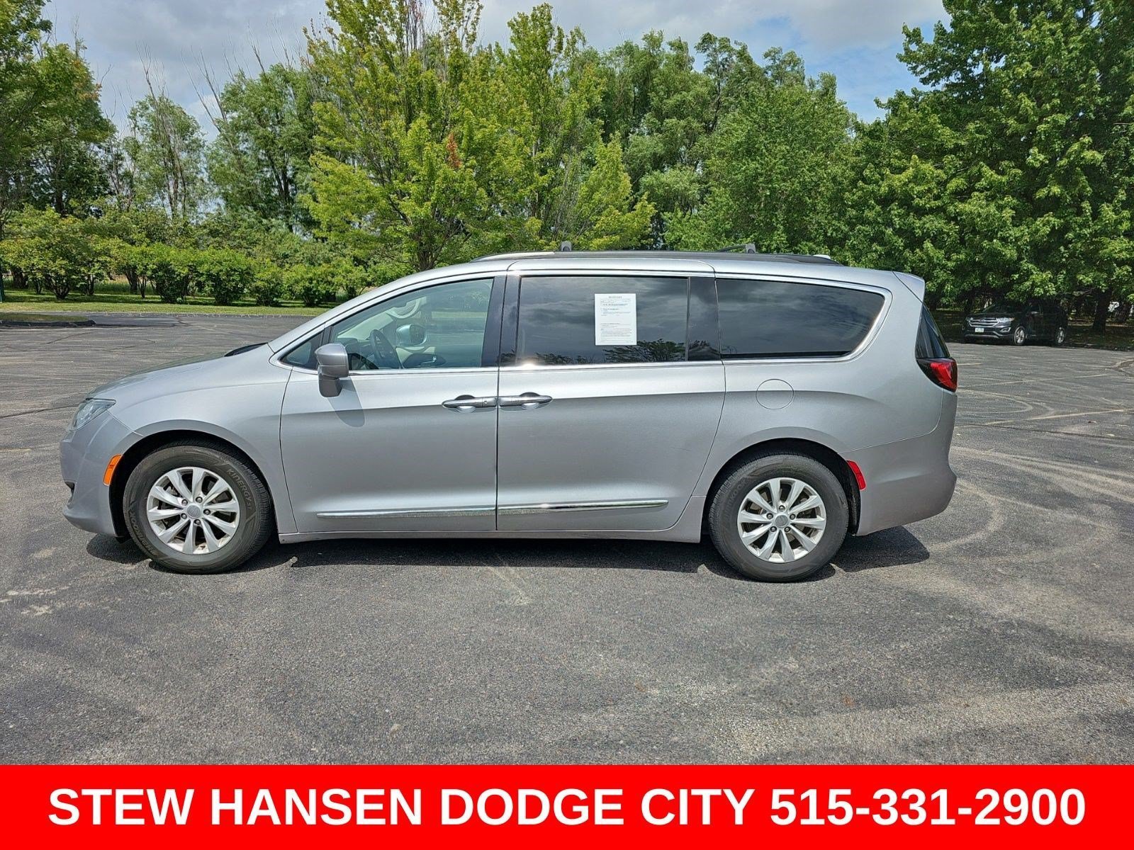 2017 Chrysler Pacifica Touring-L's photo