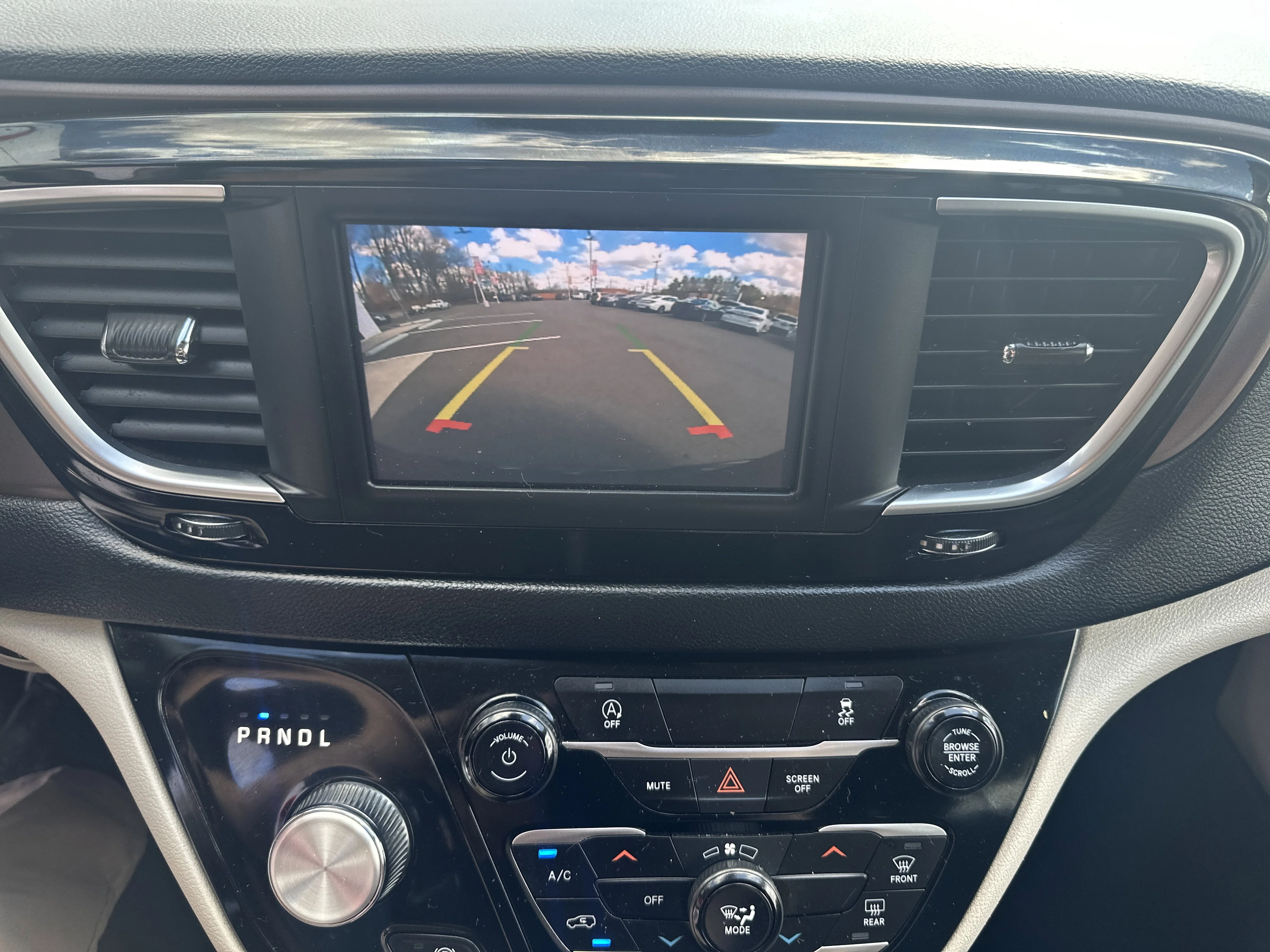 2023 Chrysler Voyager LX - Photo 17