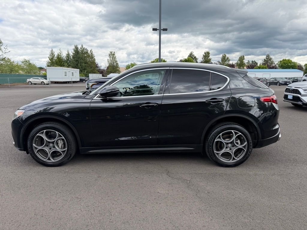 Used 2018 Vulcano Black Metallic Alfa Romeo Base image 5