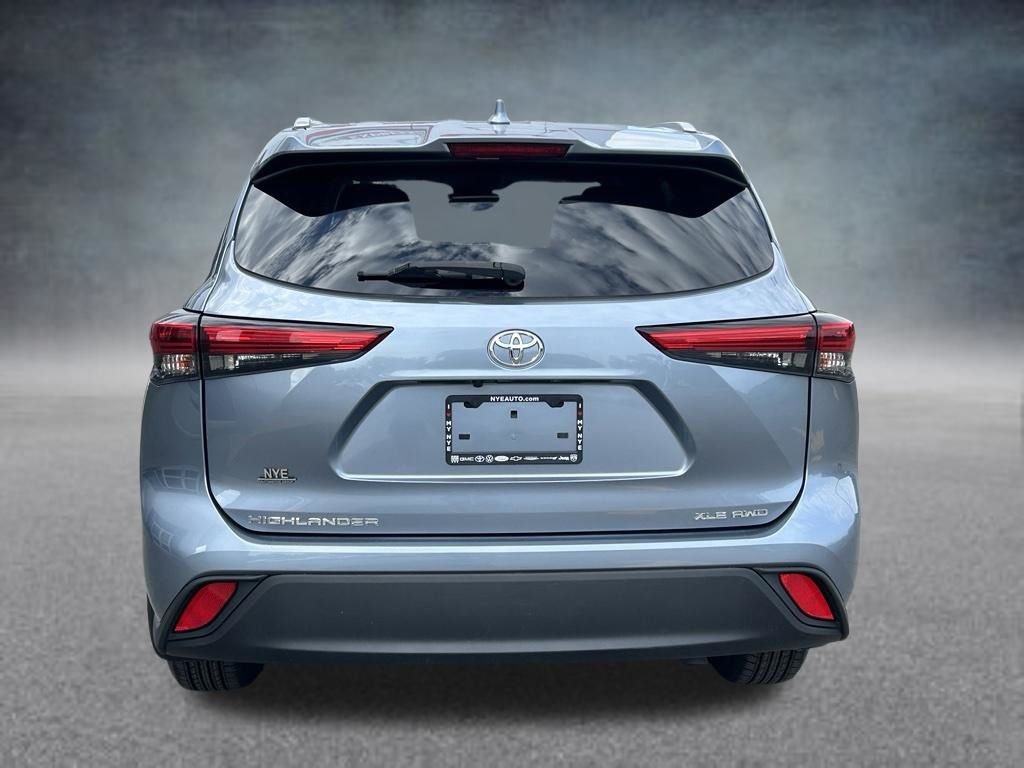 Used 2022 Moon Dust Toyota XLE image 4