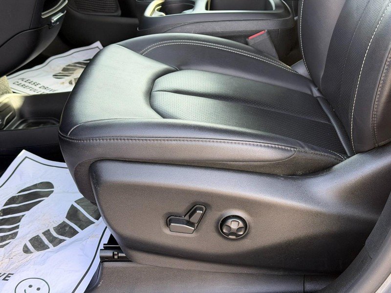 Used 2025 Ceramic Gray Clearcoat Chrysler Select FWD image 19