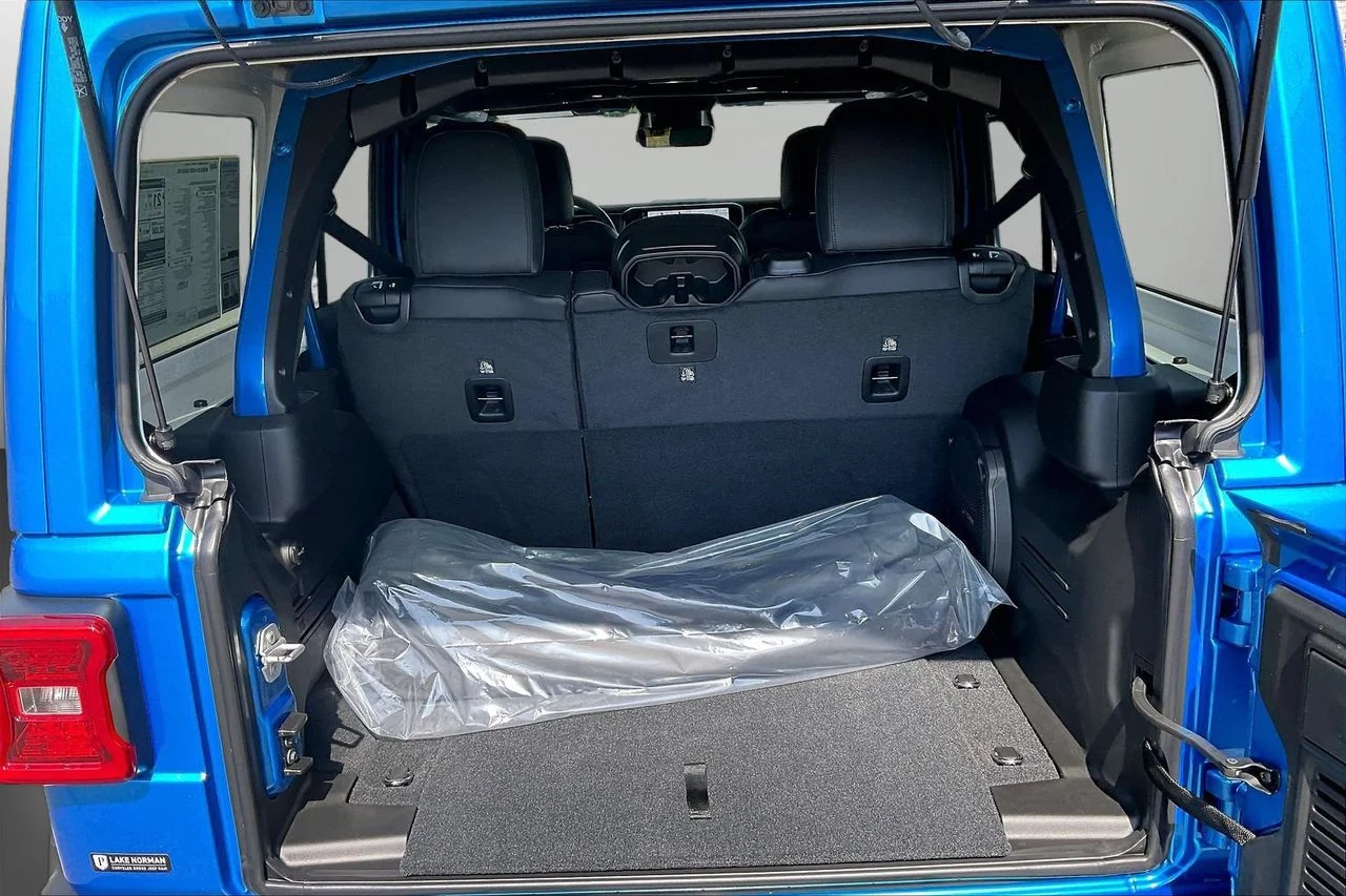 New 2026 Hydro Blue Pearl-Coat Exterior Paint Jeep Sahara image 23
