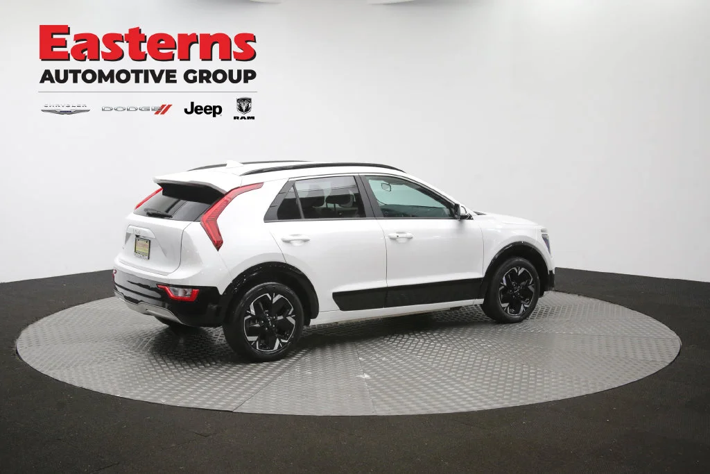 Used 2023 White Kia Wind image 37
