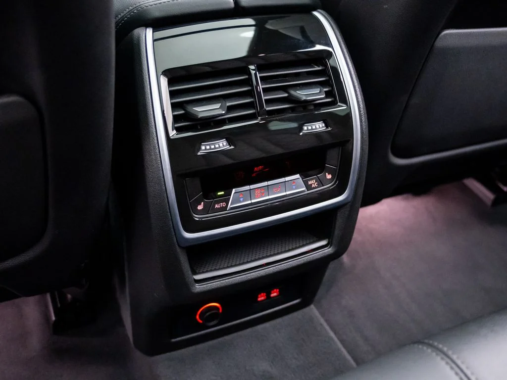 Used 2024 Black BMW xDrive50e image 20