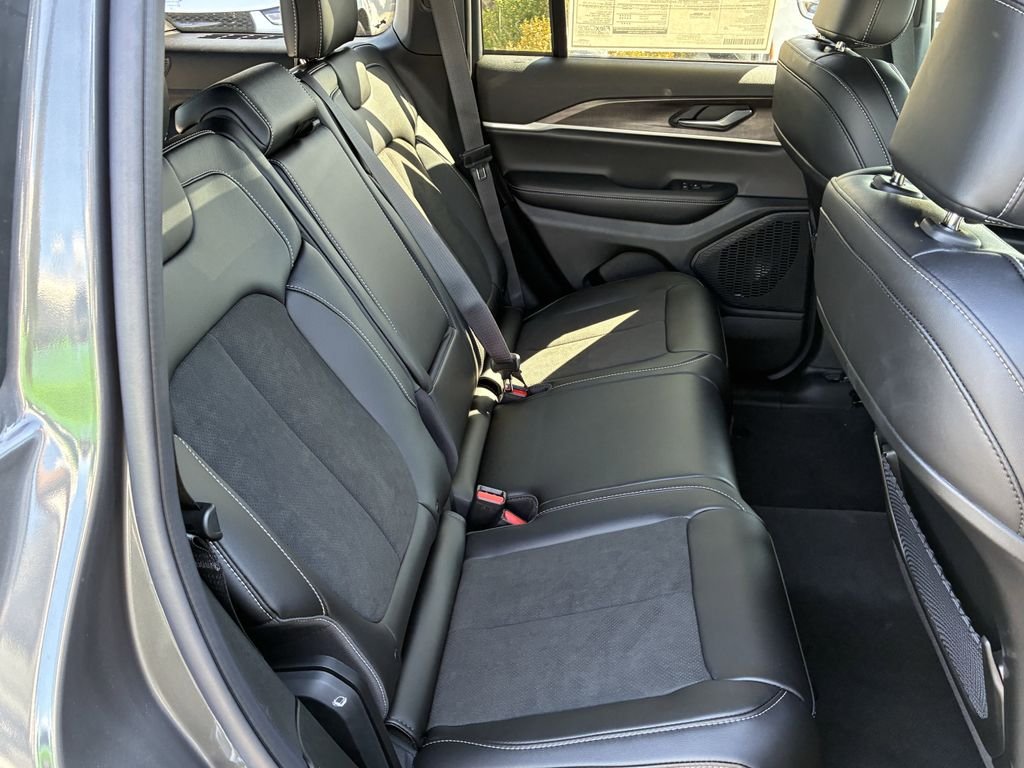 New 2026 Baltic Gray Metallic Clear-Coat Exterior Paint Jeep Altitude image 32