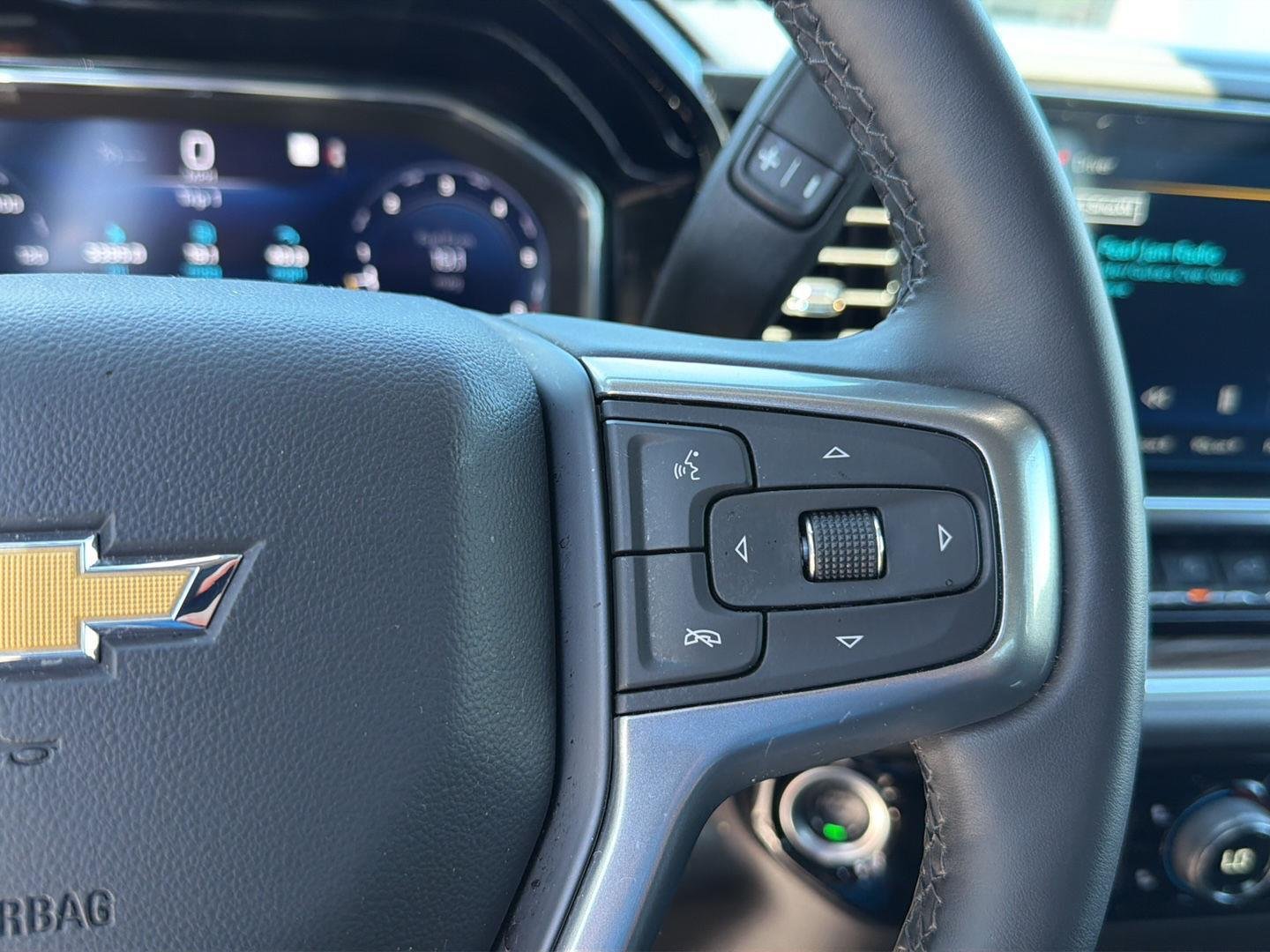 Used 2025 Summit White Chevrolet LT image 22