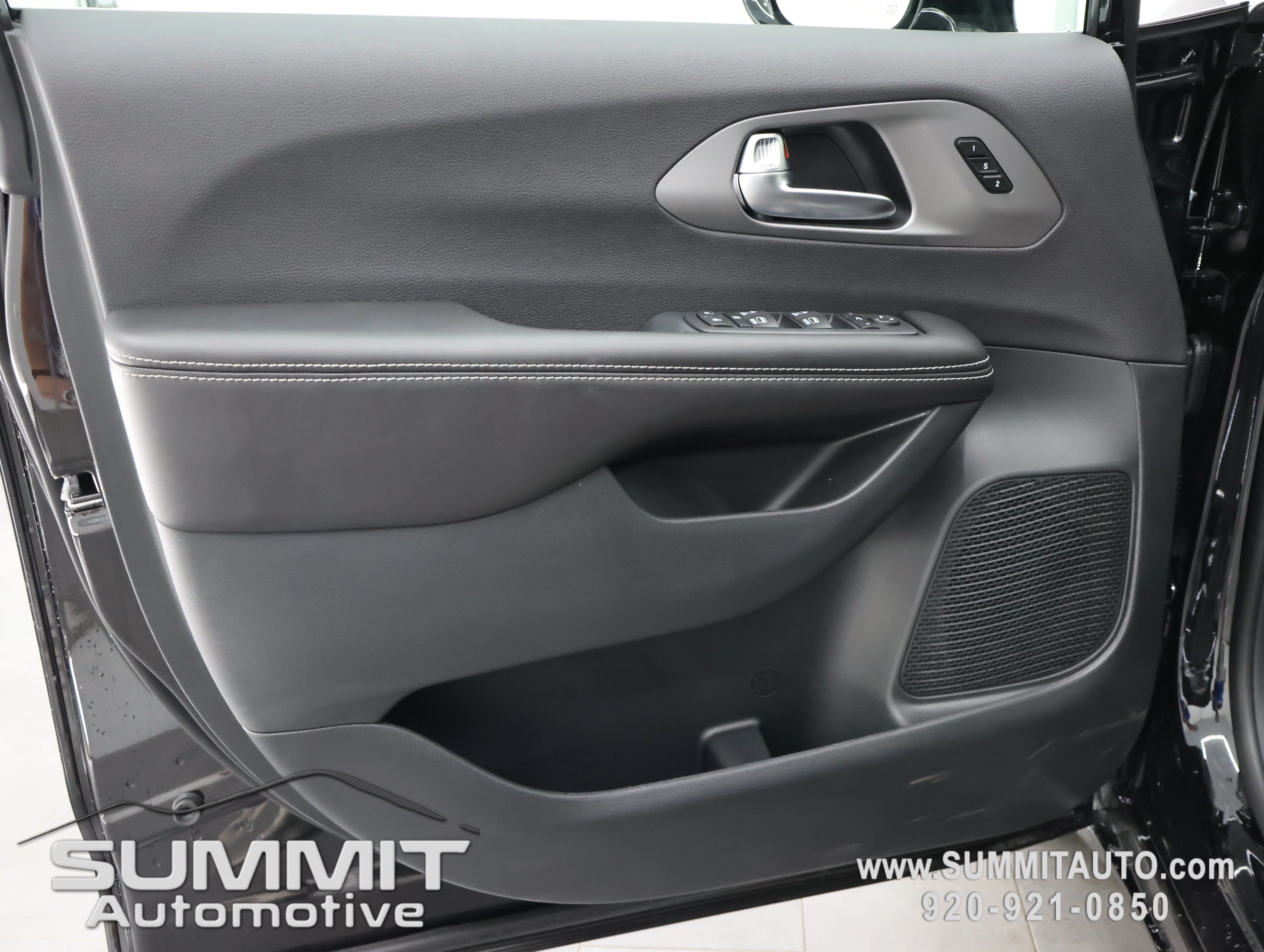 New 2027 Diamond Black Crystal Pearl-Coat Exterior Paint Chrysler Limited image 53