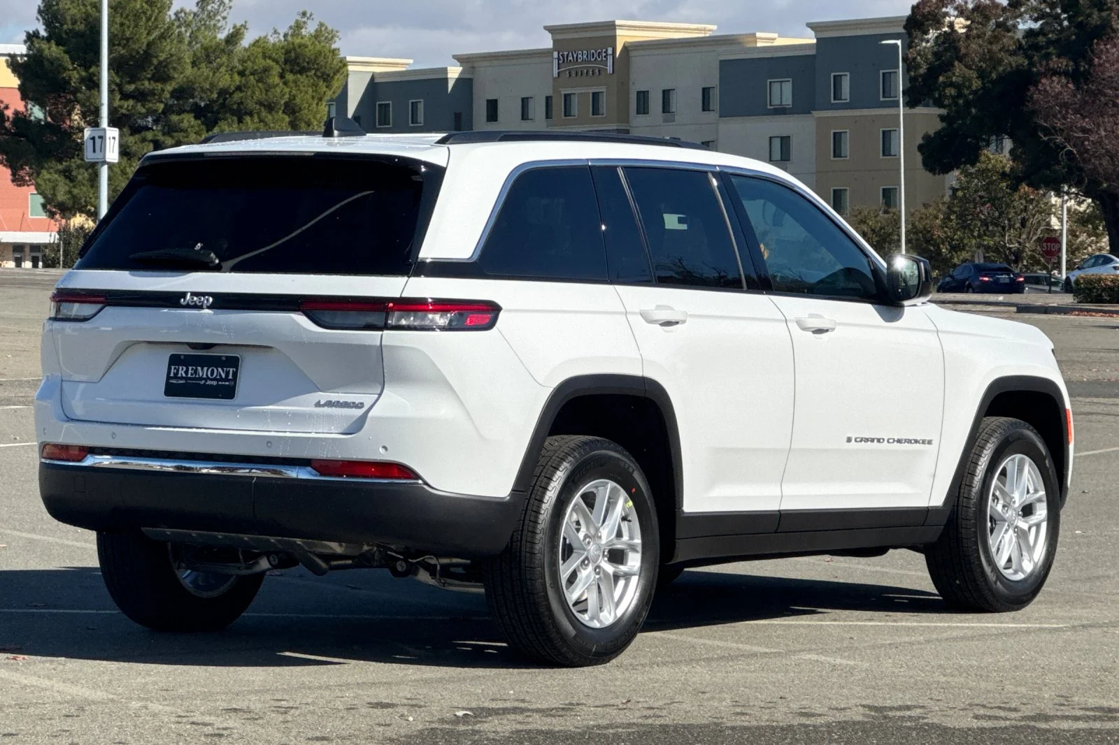 Used 2025 White Jeep Laredo X image 3