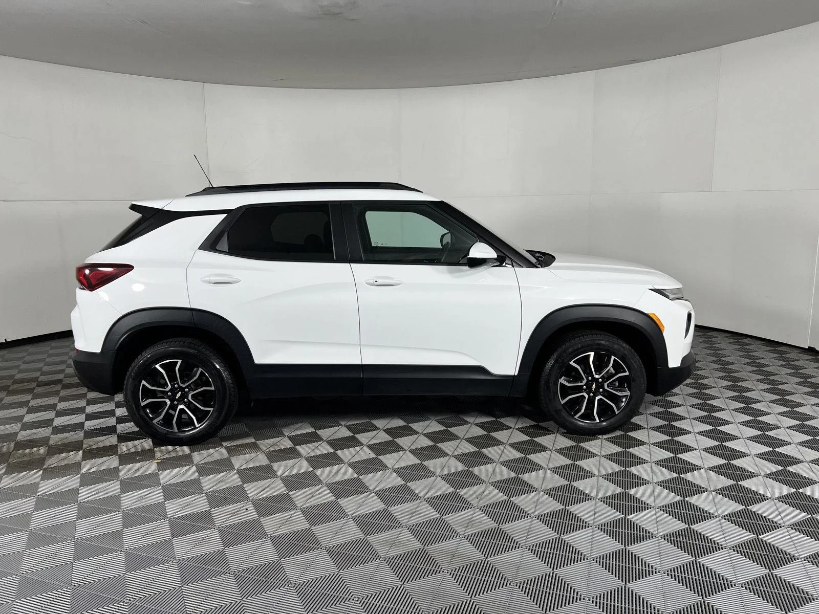 Used 2023 Summit White Chevrolet ACTIV image 9