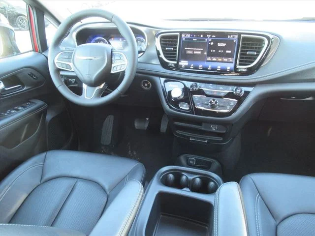 2026 Chrysler Pacifica Select - Photo 13