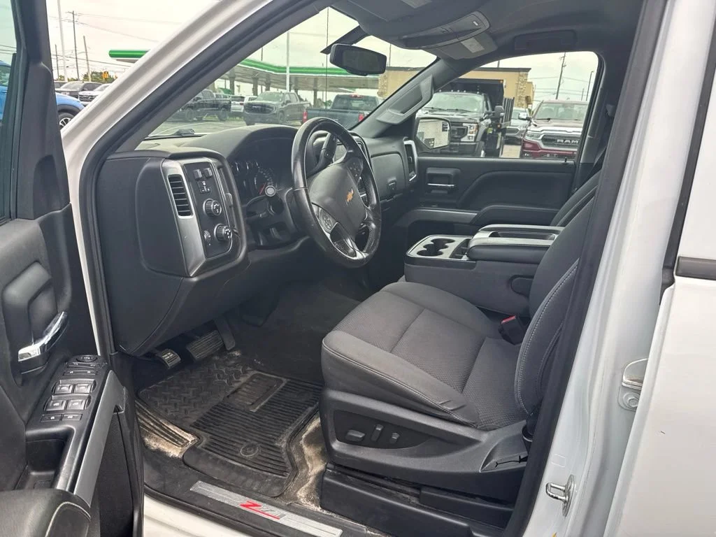 Used 2019 SUMMIT WHITE Chevrolet LT image 9